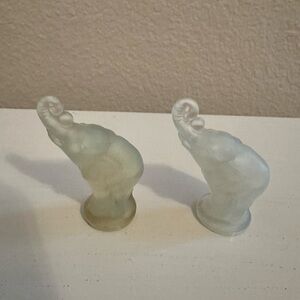 Marius Sabino opalescent 2 elephants glass with blue hue like a fire opal.